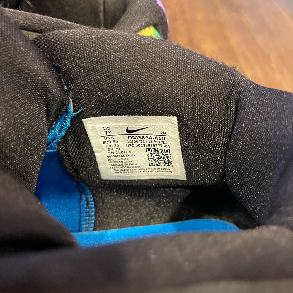 Nike Kyrie sneakers on blue tie dye - Picture 4 of 5